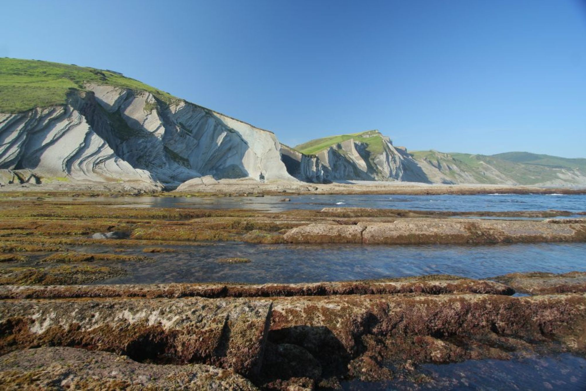 Flysch de la Costa Vasca cerca de Camping Itxaspe, entre Deba y Zumaia